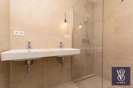 2. OG: Bad mit Walk-in-Dusche und Doppelwaschtisch