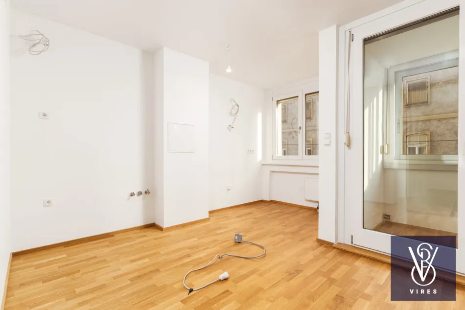 2. OG: Wohnküche, Wohnbereich mit Fensterfront zur Loggia