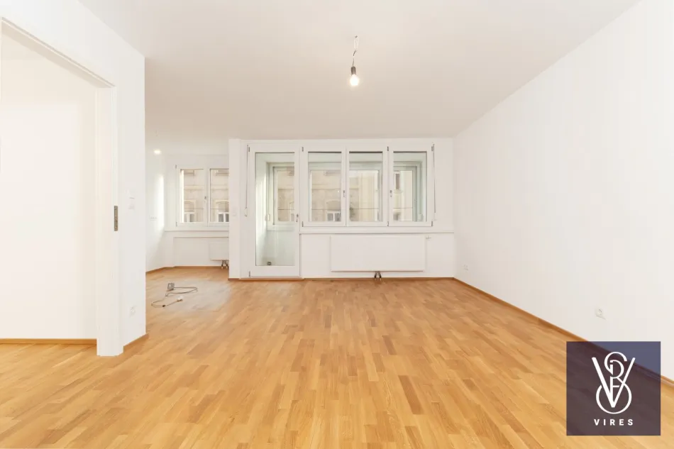 2. OG: Wohnküche, Wohnbereich mit Fensterfront zur Loggia