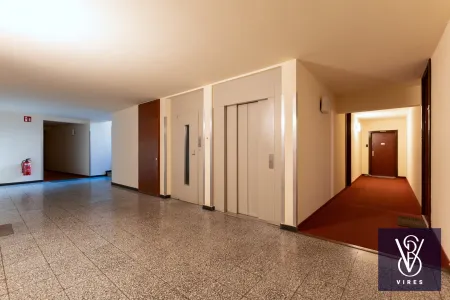 Haus: Aufzüge im Stiegenhaus