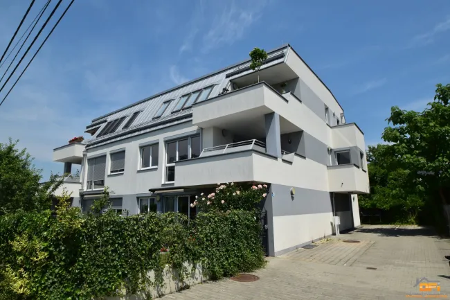 BALKONTRAUM NAHE ALTE DONAU: Großzügige 4-Zimmer Wohnung mit 2 Balkonen/Terrassen und Parkplatz - Bild
