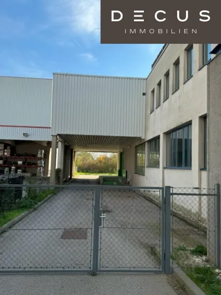 Zufahrt zur Laderampe und zu den Stellplätzen hinter dem Haus