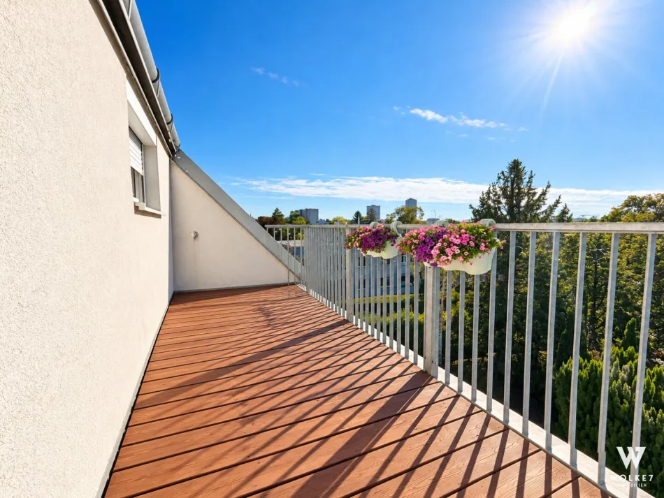 Hochwertig ausgestattete Dachgeschoßwohnung mit Südbalkon in Ruhelage: Blick ins Grüne | U1-Nähe | Klimaanlage | Top Zustand - Bild