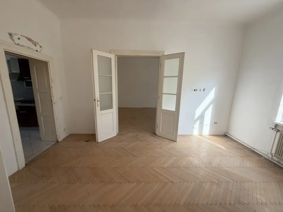 Sanierungsbedürftige Altbauwohnung in einem Jahrhundertwendehaus - Titelbild