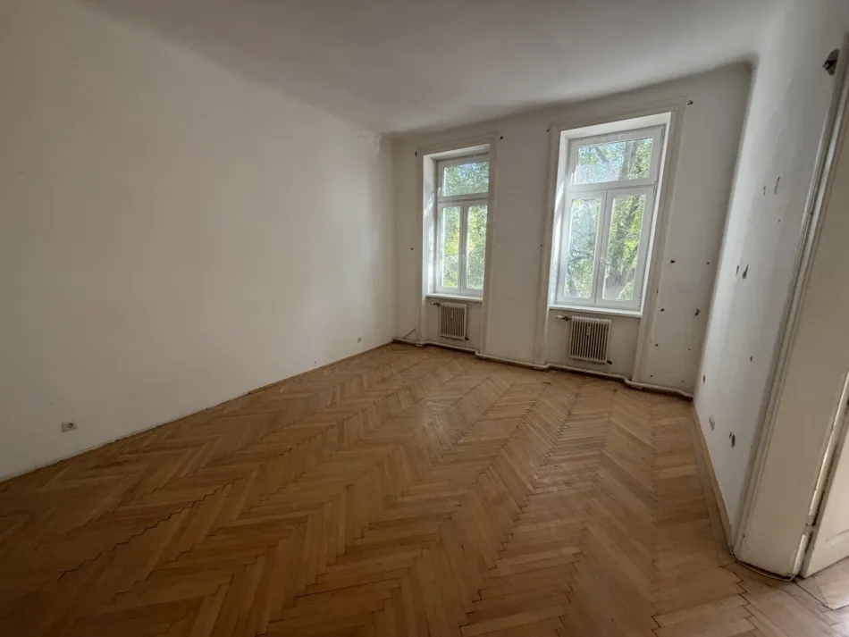 Sanierungsbedürftige Altbauwohnung in einem Jahrhundertwendehaus - Bild
