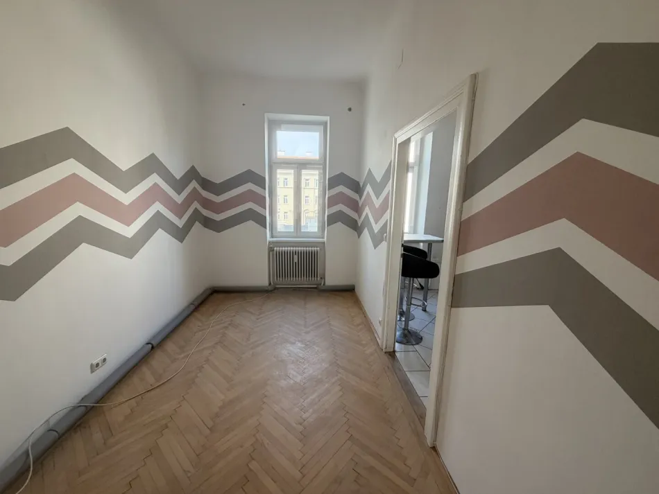 Sanierungsbedürftige Altbauwohnung in einem Jahrhundertwendehaus - Bild