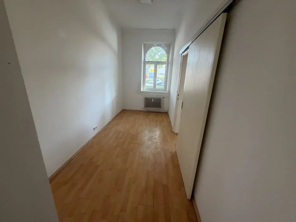 Sanierungsbedürftige Altbauwohnung mit Garten - Bild