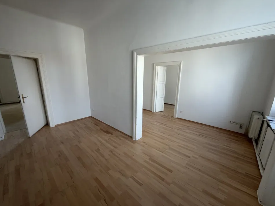 Sanierungsbedürftige Altbauwohnung mit 5 Zimmer - Bild