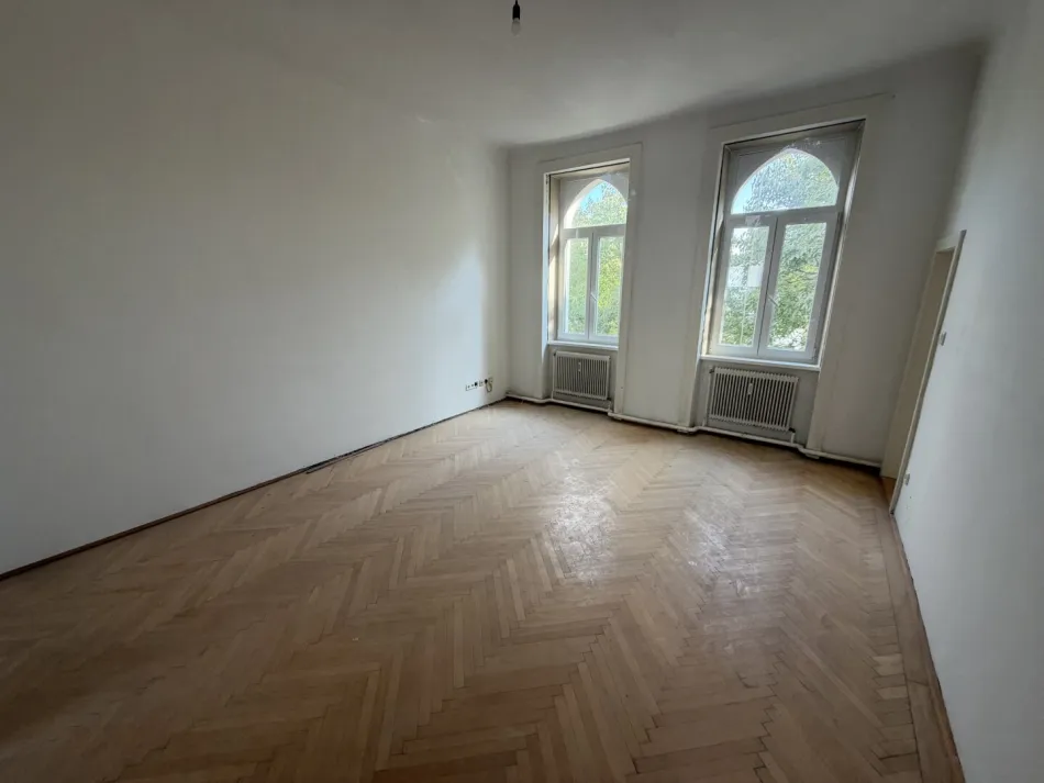 Sanierungsbedürftige Altbauwohnung mit 5 Zimmer - Bild
