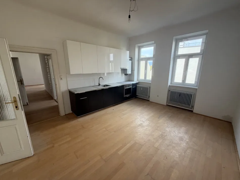 Sanierungsbedürftige Altbauwohnung mit 5 Zimmer - Titelbild