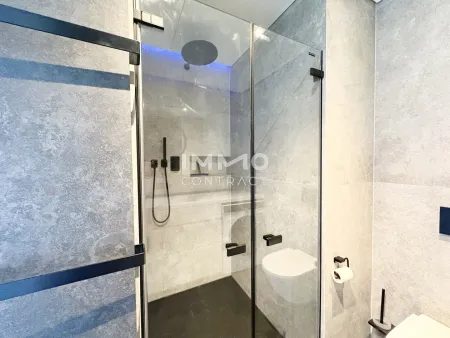 Dusche und Handtuchtrockner im Badezimmer