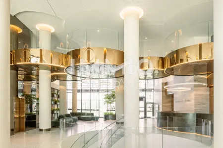 Zweigeschoßige Lobby