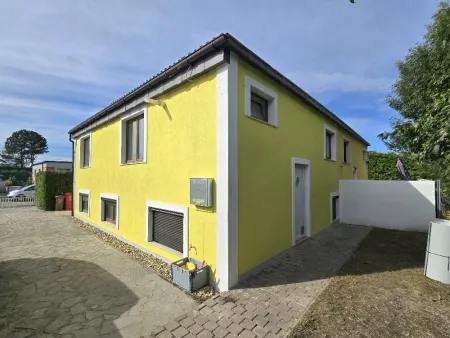 Hauseingang+Parkplatz, südost-Ansicht