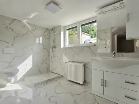 Badezimmer mit Dusche + Fenster