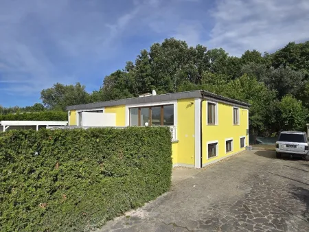 Haus+Parkplatz, südwest-Ansicht