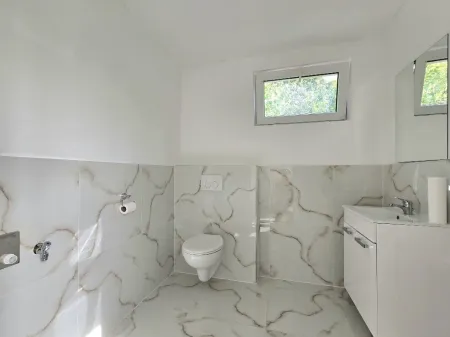 WC mit Handwaschbecken + Fenster