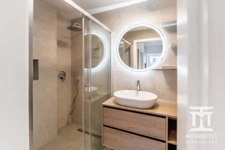 Badezimmer mit Waschtisch und Toilette