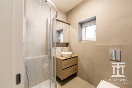 Badezimmer mit Waschtisch und Toilette im EG