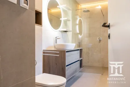 Badezimmer mit Dusche und Toilette im OG
