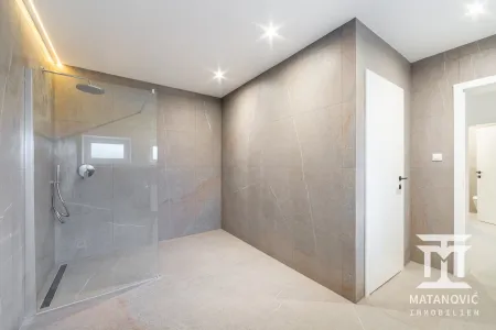 Großzügige Dusche im EG