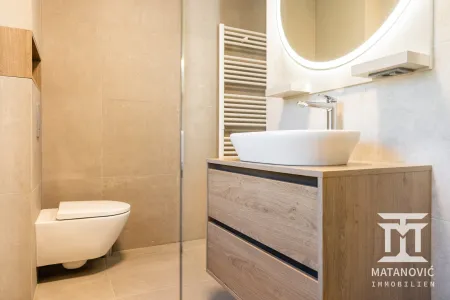 Badezimmer mit Waschtisch und WC