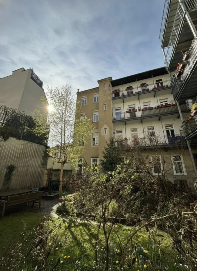 SANIERTE, KOMPAKTE STADT-ALTBAUWOHNUNG MIT PARKBLICK IN HERVORRAGENDER LAGE - Bild