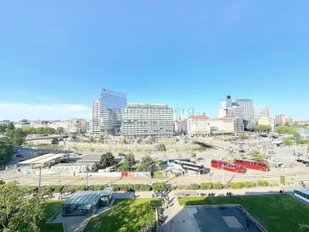 Blick auf Schwedenplatz und Donaukanal