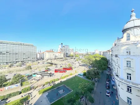 Blick auf Schwedenplatz und Donaukanal