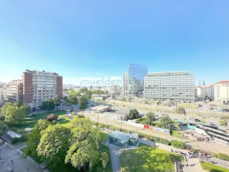 Blick auf Schwedenplatz und Donaukanal