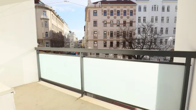 MITTEN IM ACHTEN! - Titelbild