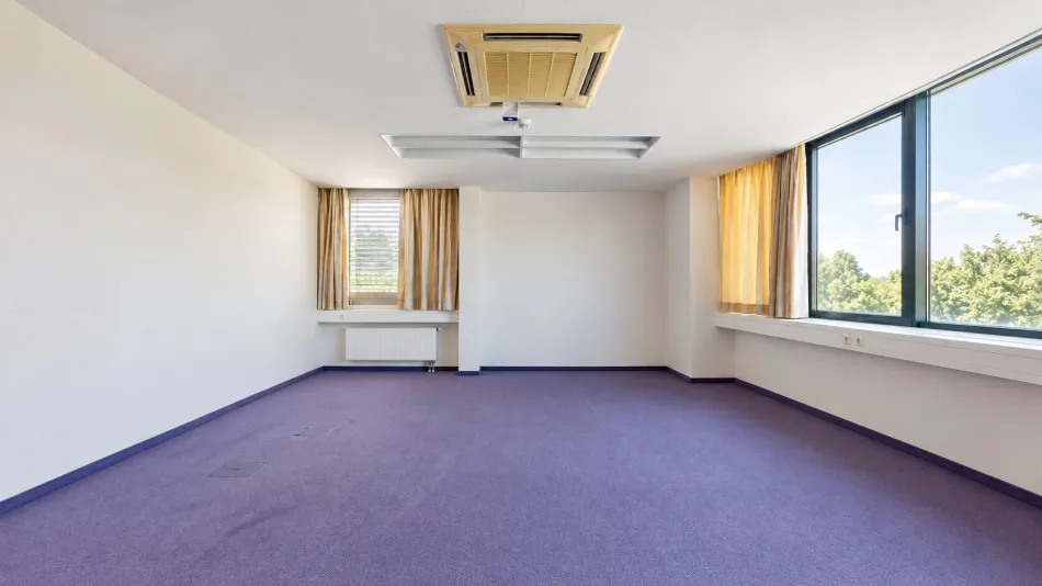 Büro 1 – helle Arbeitsfläche