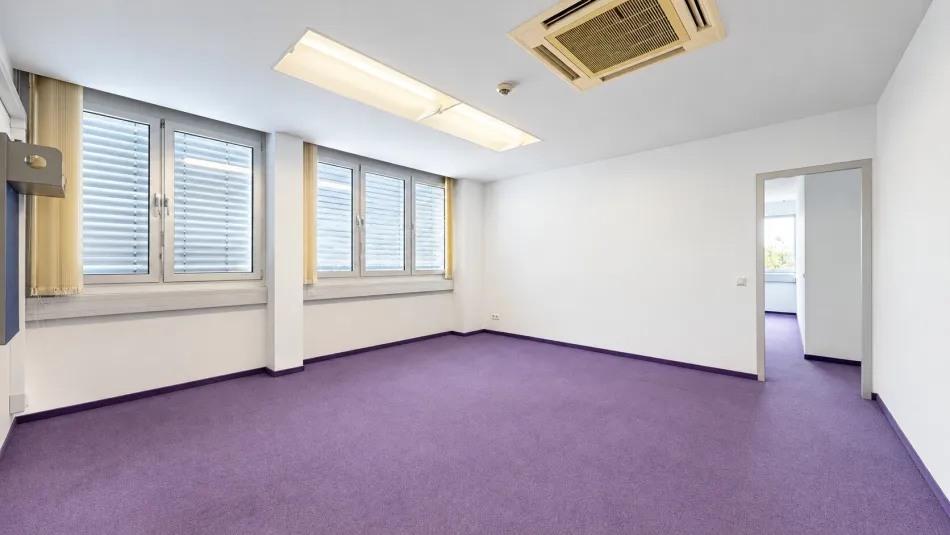 Büro 1 – helle Arbeitsfläche