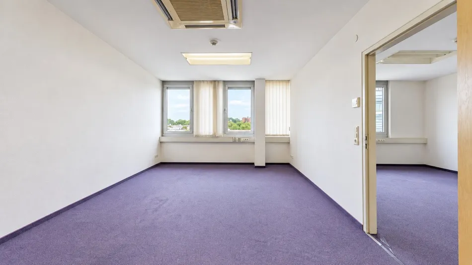 Büro 1 – helle Arbeitsfläche
