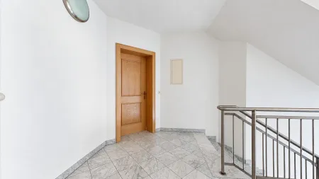 Treppenpodest und Zugang