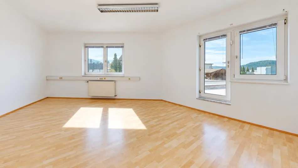 Büro – Fensterfront und Tageslicht