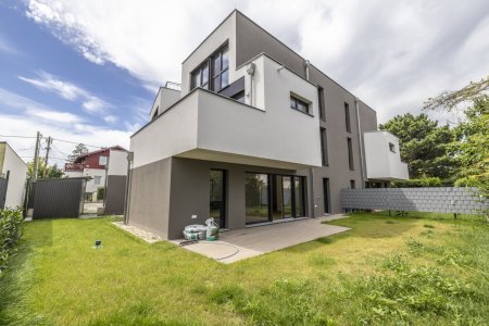 NEUWERTIG: Doppelhaushälfte mit Terrassen und Garten!