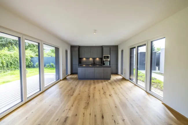 NEUWERTIG: Doppelhaushälfte mit Terrassen und Garten! - Bild