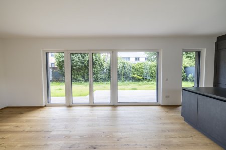 NEUWERTIG: Doppelhaushälfte mit Terrassen und Garten!