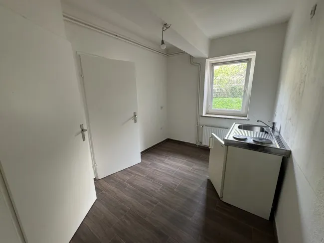 Ruhige 1 Zimmer Wohnung im Erdgeschoss mit Blick in den grünen Innenhof - Titelbild