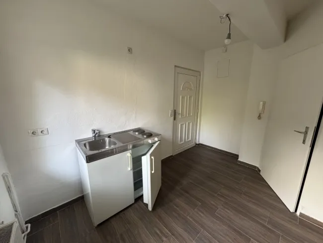 Ruhige 1 Zimmer Wohnung im Erdgeschoss mit Blick in den grünen Innenhof - Bild