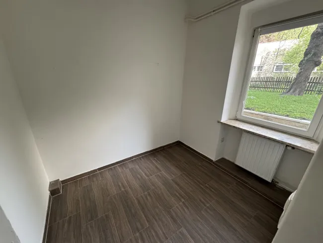 Ruhige 1 Zimmer Wohnung im Erdgeschoss mit Blick in den grünen Innenhof - Bild