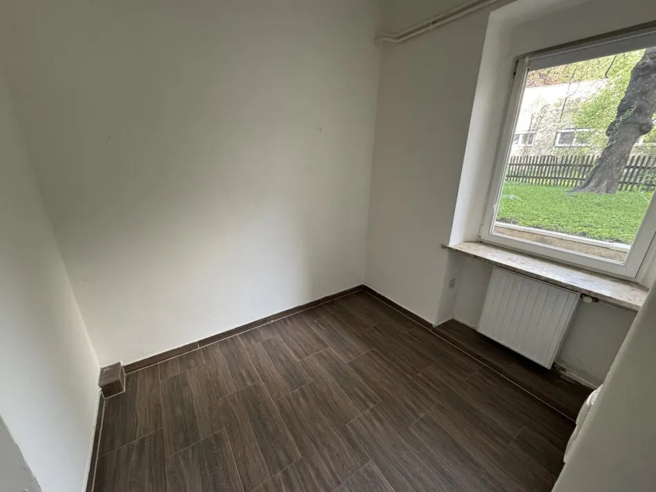 Ruhige 1 Zimmer Wohnung im Erdgeschoss mit Blick in den grünen Innenhof - Bild