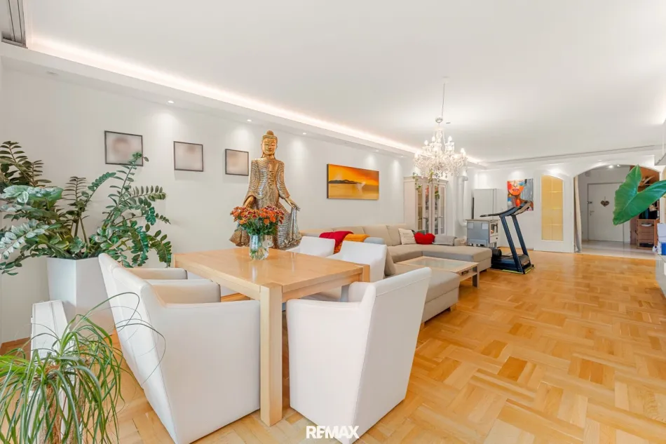 Große modernisierte Wohnung in zentraler Lage - Bild