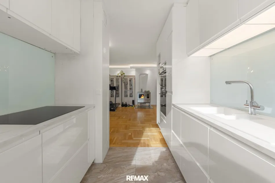 Große modernisierte Wohnung in zentraler Lage - Bild