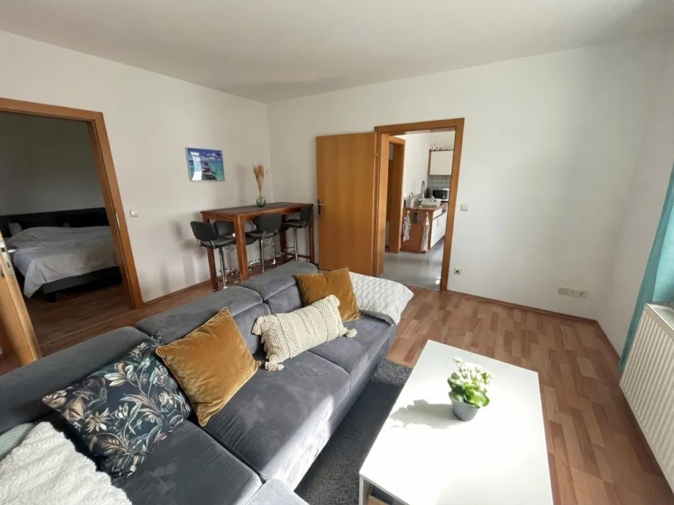 Sehr nette 2 1/2 Zimmerwohnung plus Wohnküche mit schönem Garten und Parkplatz! - Bild