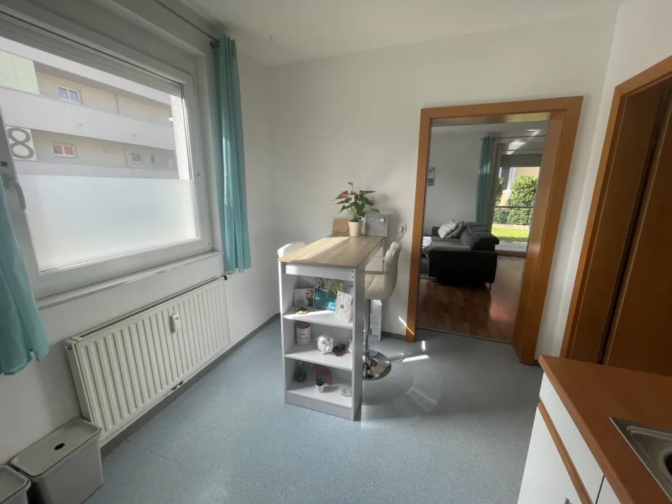 Sehr nette 2 1/2 Zimmerwohnung plus Wohnküche mit schönem Garten und Parkplatz! - Bild
