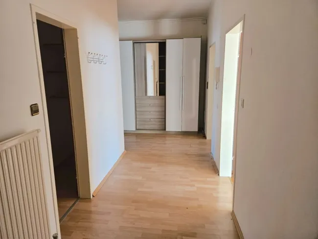 Schöne 3 Zimmer Wohnung mit Balkon - Bild