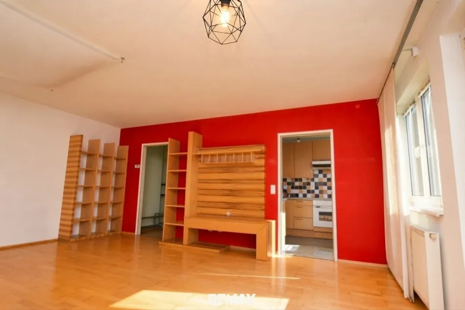 Helle 3-Zimmer-Wohnung mit französischem Fenster, Lift & vollausgestatteter Einbauküche - Bild
