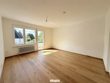 Wohnzimmer mit Zugang zur Loggia