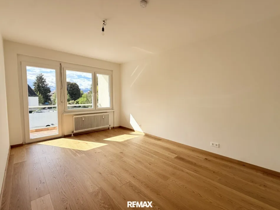 Wohnzimmer mit Zugang zur Loggia